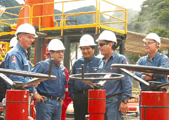 Evo Morales, Carlos Villegas de YPFB y técnicos de Total E&P verifican proceso de Producción de gas.