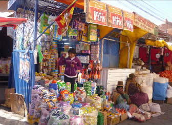 Una niña atiende un comercio en la Ceja de El Alto.