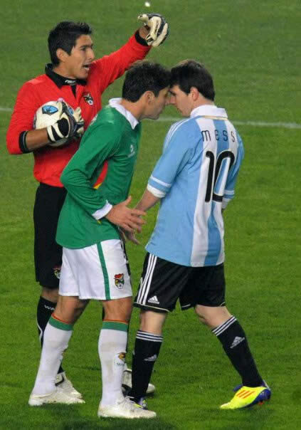 Ronald Raldes vs Lionel Messi.