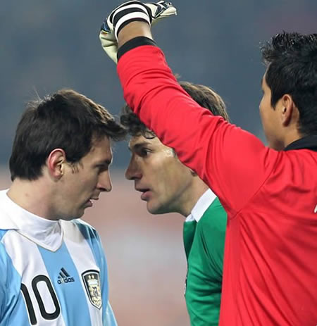 Ronald Raldes y Lionel Messi, “el encontronazo”