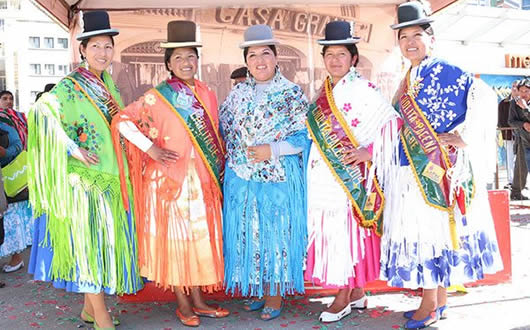Cholita Paceña 2014: Las nuevas representantes de La Paz en compañía de las invitadas del evento.