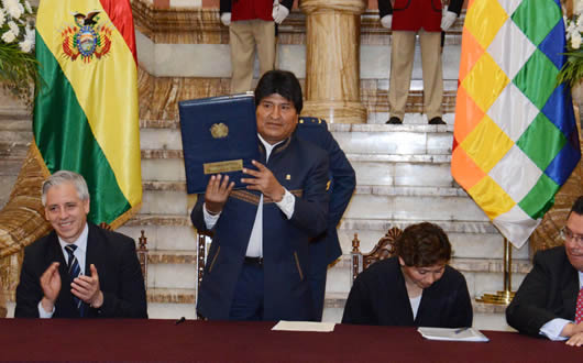 Evo Morales promulga la Ley 521 de Seguridad y Defensa del Espacio Aére