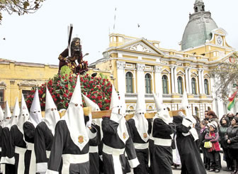 Creyentes católicos participan en procesión de Viernes Santo