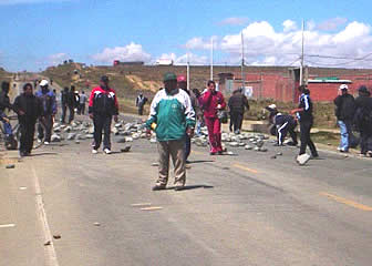Maestros rurales vuelven al bloqueo de la Carretera La Paz-Oruro.