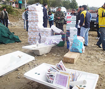 Diputados visitan a damnificados del megadeslizamiento en La Paz.