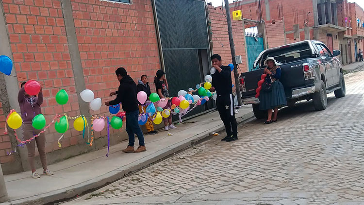 Martes de Challa en la ciudad de El Alto, personas adornas sus casas con globos y serpentinas.