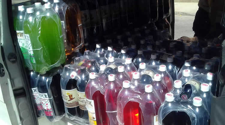 Bebidas Alcoholicas adulteradas interceptadas en El Alto.
