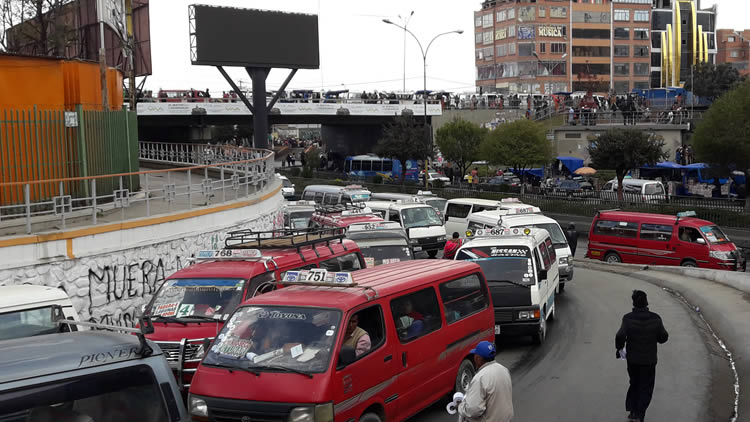 Congestionamiento en la Ceja El Alto.