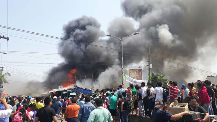 Mercado central del Plan 3000 en Santa Cruz se incendia.