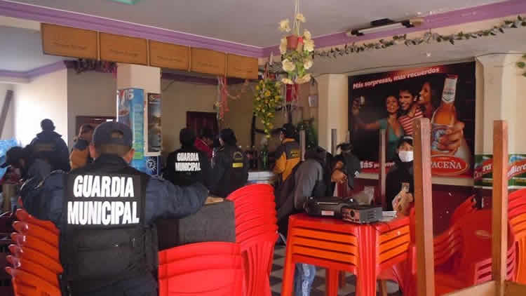 Intendencia Municipal de El Alto realiza clausura de bar en la Ceja.