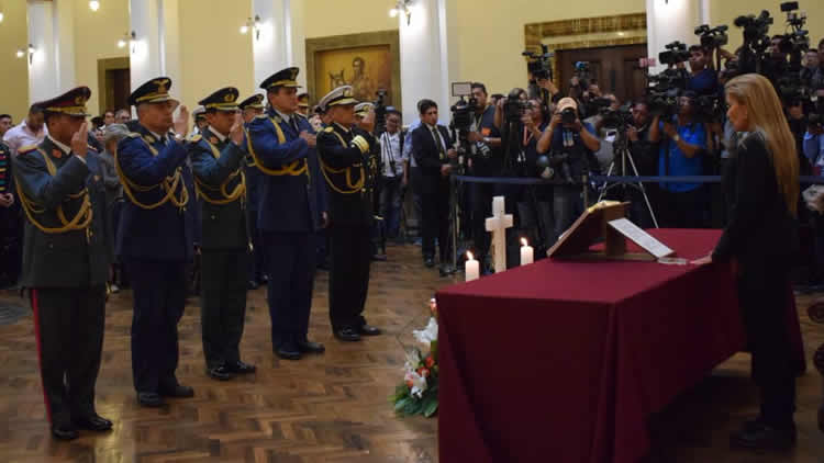 El alto mando militar de las Fuerzas Armadas jura ante la presidenta de Bolivia.