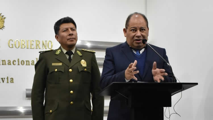 El ministro de Gobierno, Carlos Romero y el comandante General de Policía, Gral Romulo Delgado, en conferencia de prensa.