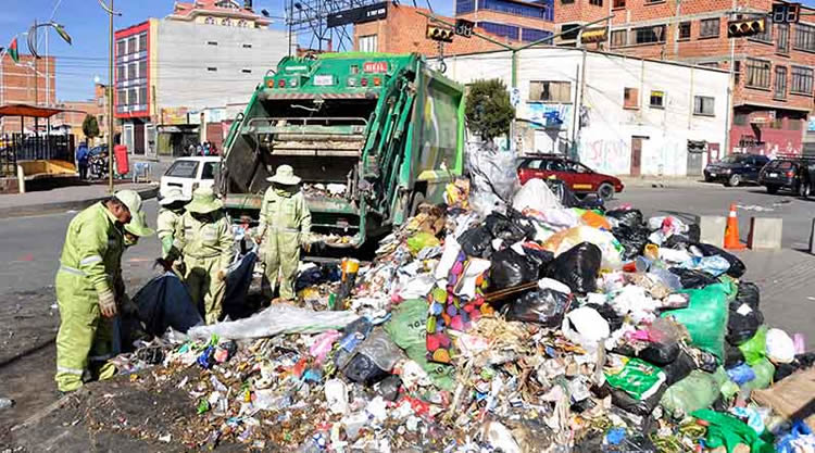 Recojo de basura en la ciudad de El Alto.