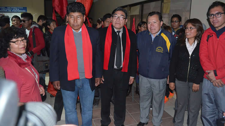 Nelson Centellas y Ricardo Nogales al momento del conteo final en el edificio emblemático de la UPEA.