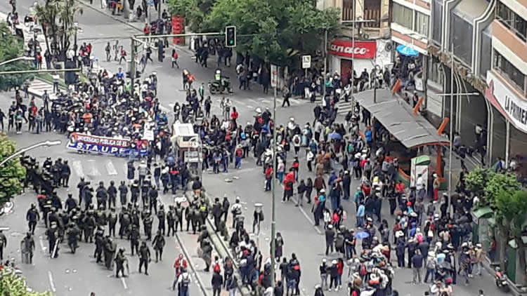 Universitarios, docentes y personal administrativo de la UPEA marchan. 