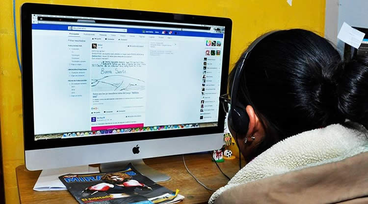 Adolecente en El Alto usa la red social Facebook.