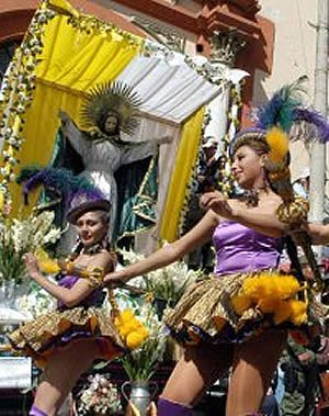 Bailarines pasan frente al señor Jesús del Gran Poder.