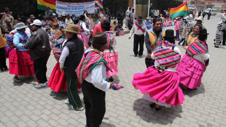 Adultos mayores danzan en El Alto.
