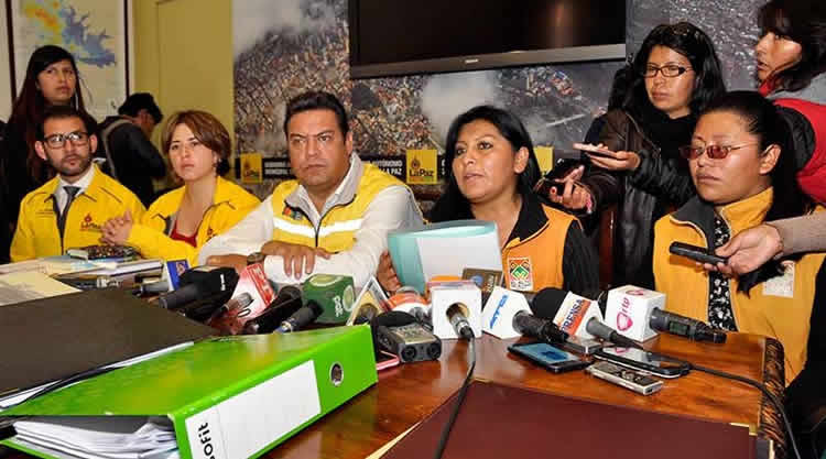 En el centro los alcaldes de El Alto y La Paz, Soledad Chapetón y Luis Revilla, respectivamente.
