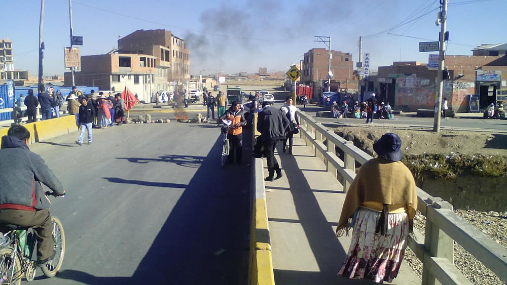 Paro cívico en El Alto, bloqueo en el puente Bolivia.
