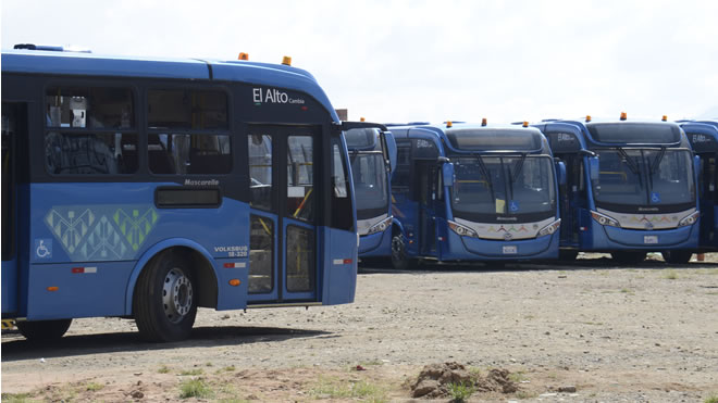 Decenas de buses Sariris parados en del Distrito 1 de El Alto.