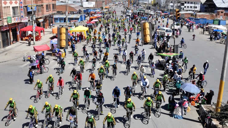 Ciclistas de la Alcaldía de El Alto en el Día del peatón el domingo.