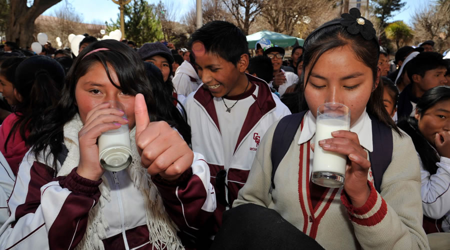 Estudiantes consumen leche en Bolivia.
