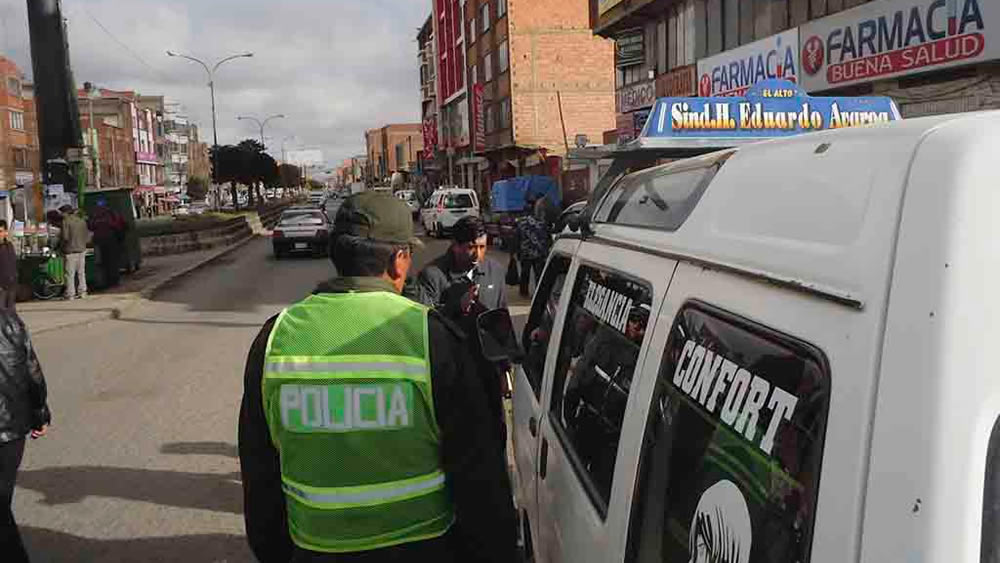 Controlan transporte público en El Alto.