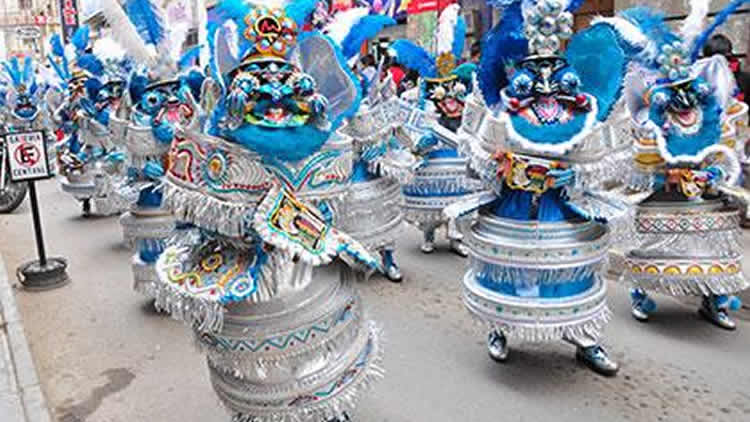 Entrada folklórica de bordadores cerró el Carnaval de Oruro.