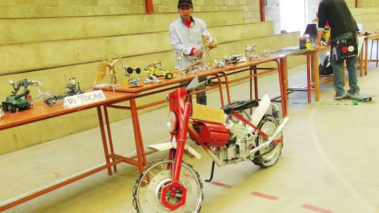 Motocicletas, lanchas, entre otros trabajos elaborados con material reciclado se exponen en El Alto