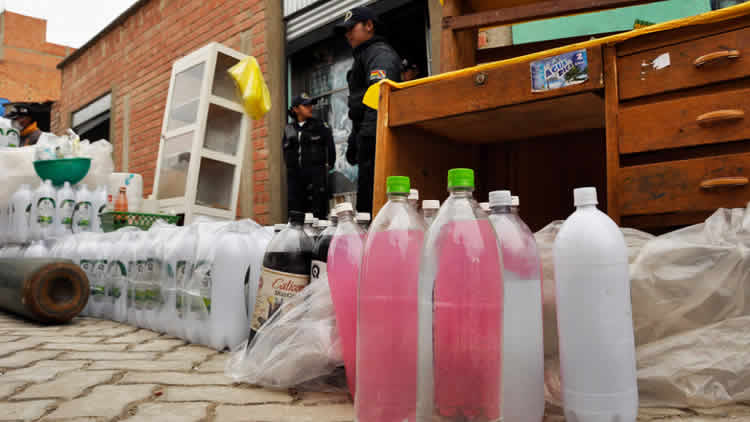 Fábrica clandestina de bebidas alcohólicas clausurada en El Alto.