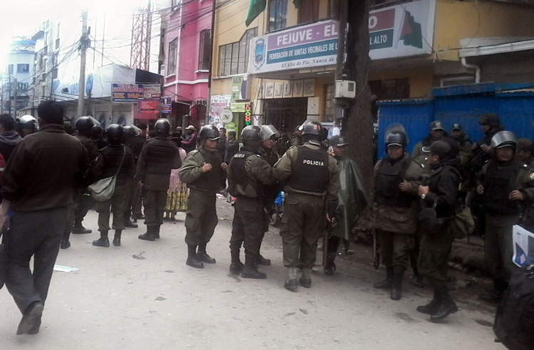 La Fejuve de El Alto custodiado por policías