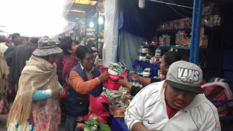 Feria de Alasita 2017 en la avenida La Paz de El Alto.