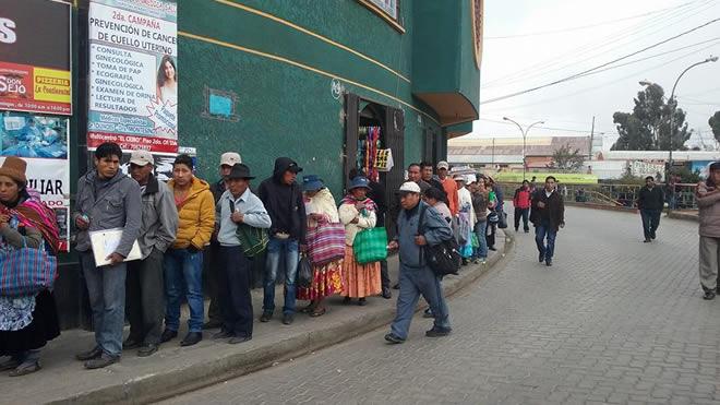 Largas filas en Sereci El Alto. (Foto:Roger Condori/Radio Fejuve)