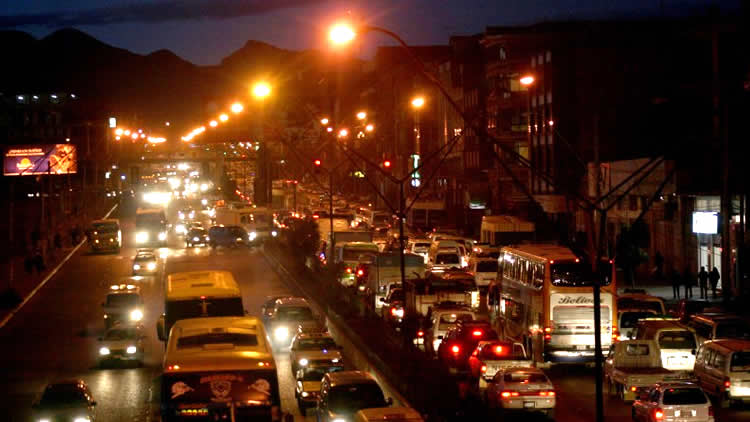 Instalarán luminarias led en avenidas principales de El Alto