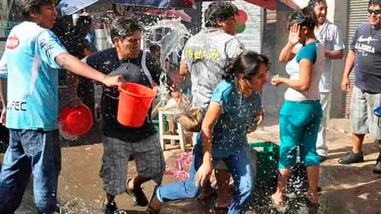 En El Alto juegan con agua en Carnavales