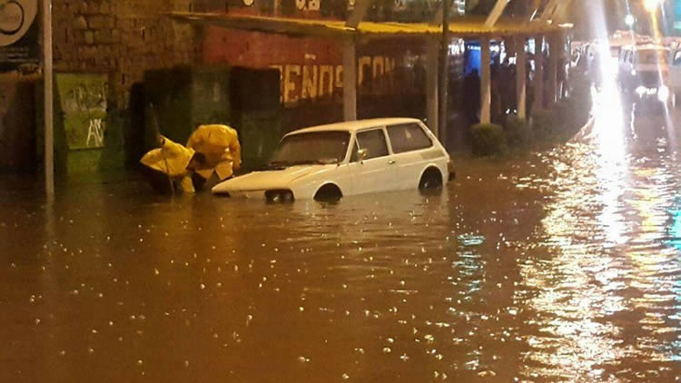 Lluvias en La Paz, Avenida Camacho inundado (foto: Ramiro Charcas/RTP)