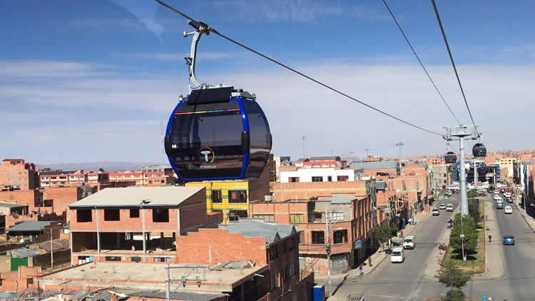Línea Azul del teleférico en la ciudad de El Alto.