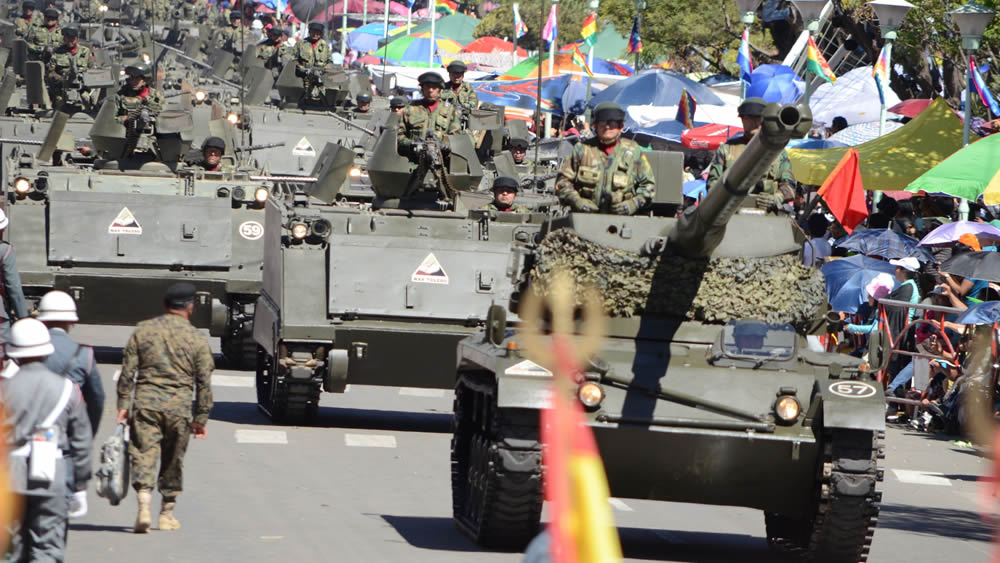 Parada Militar de las Fuerzas Armadas en Sucre el 2015.
