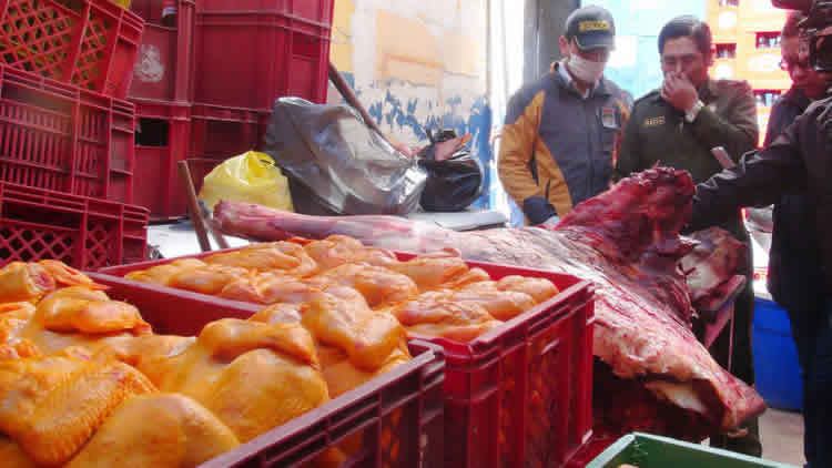 Carne de res y pollo, en mal estado, decomisado por la Intendencia de El Alto.