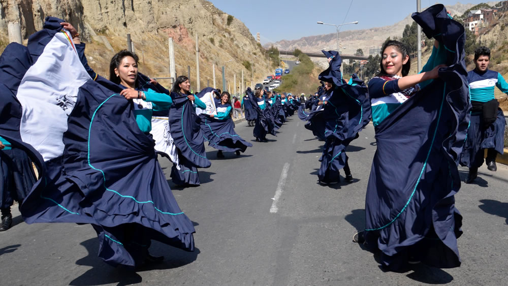 Preentrada universitaria 2016 UMSA expuso belleza y diversidad de danzas bolivianas