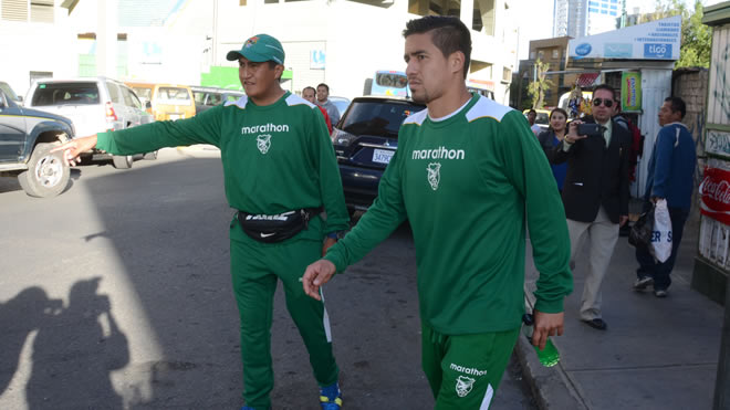Rodrigo Ramallo y un asistente hacen parar un taxi para ir a una clínica. Fue el jueves.