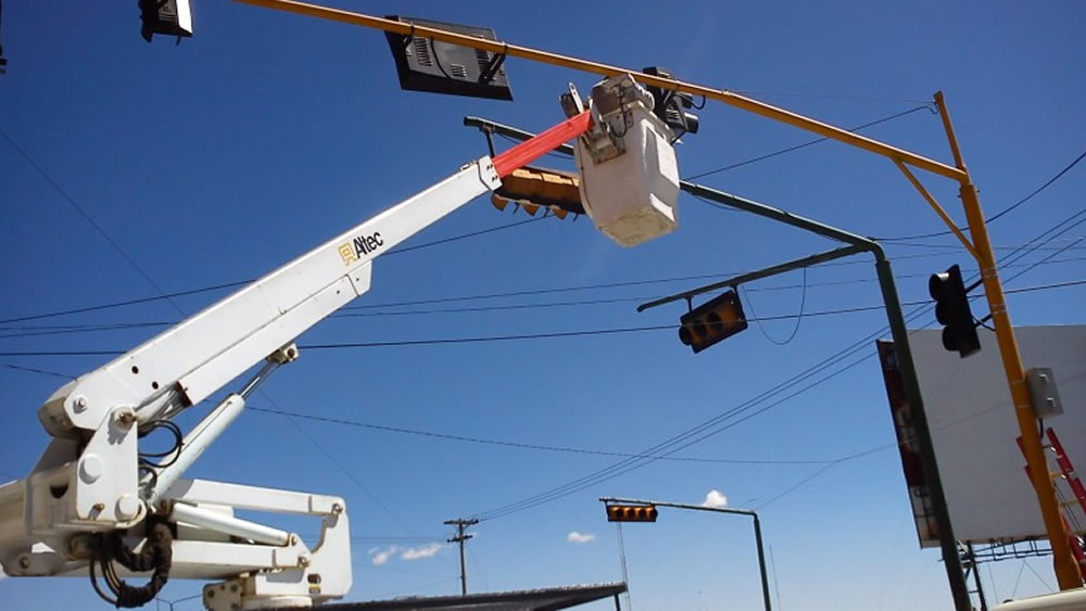 En El Alto instalan nuevos semáforos para mejorar la circulación vehicular