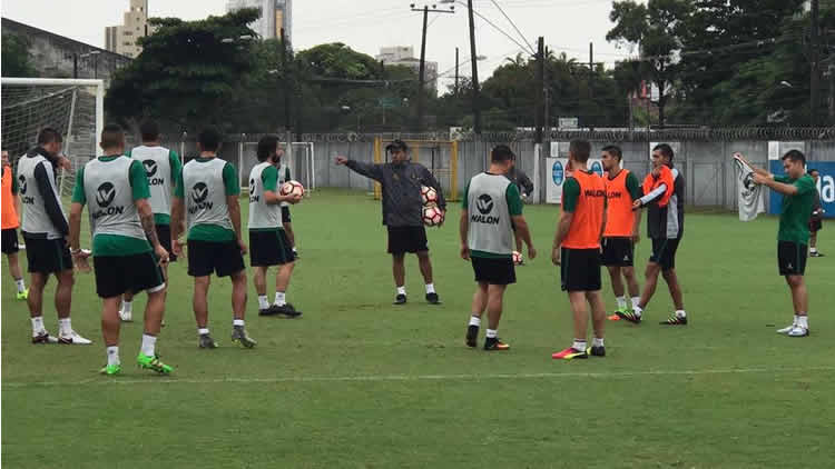 César Farías, técnico de The Strongest, da instrucciones durante la práctica de ayer, en Santos.