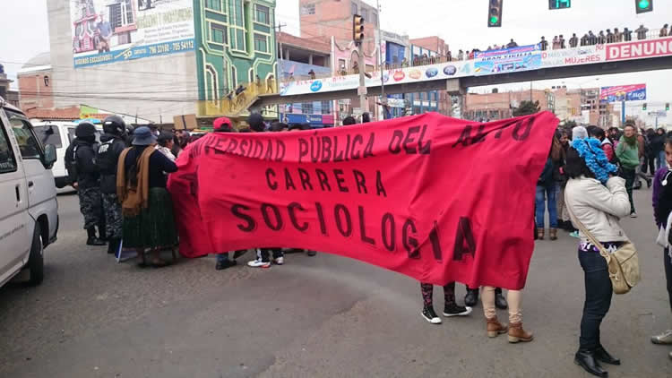 Estudiantes de la UPEA bloquean la avenida Juan Pablo II.