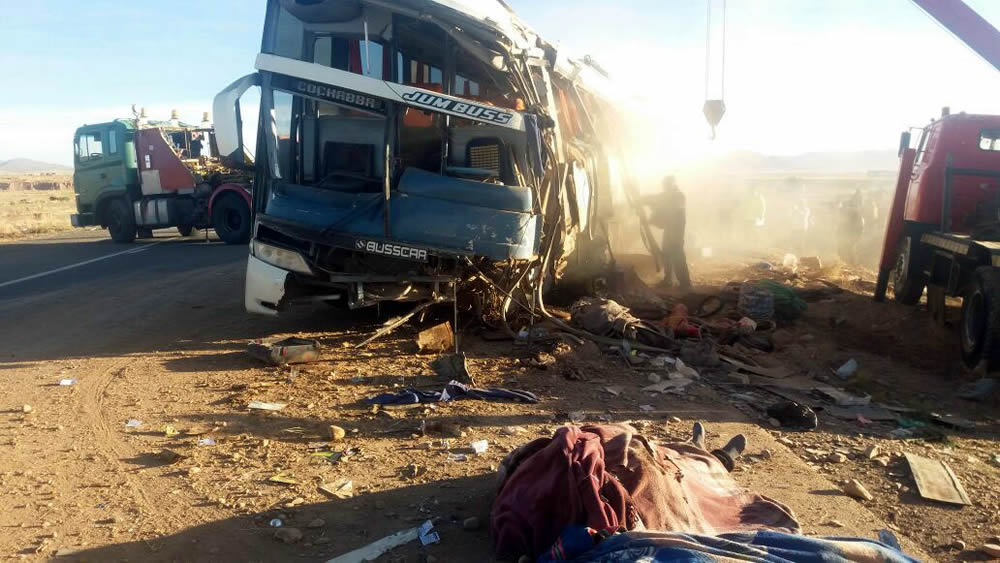 Vuelco de bus El Alteño en la ruta La Paz - Oruro deja dos fallecidos y más de 20 heridos