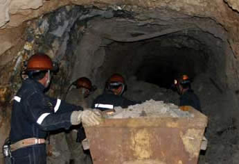 Mineros bolivianos en el socavón 