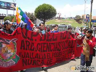 Estudiantes de la Universidad Publica de El Alto Marcharon por las principales vías de esta ciudad.
