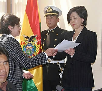 Embajadora de Perú rinde homenaje a Ana María Romero