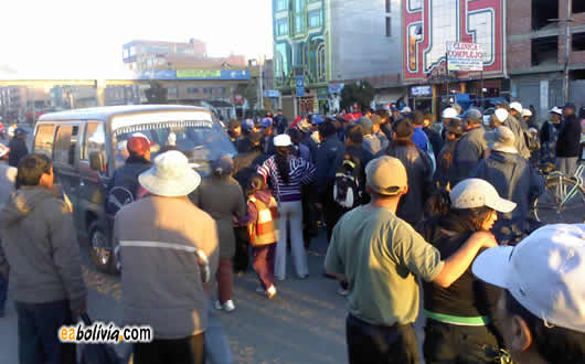 Transportistas chicotearon y pincharon llantas en la Av. Juan Pablo II de El Alto